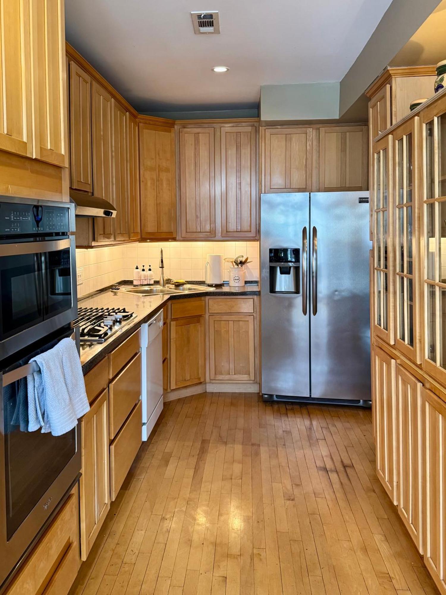 3 Bedroom Spacious Home In Ideal Location W Free Parking Back Yard Pets Welcome شيكاغو المظهر الخارجي الصورة