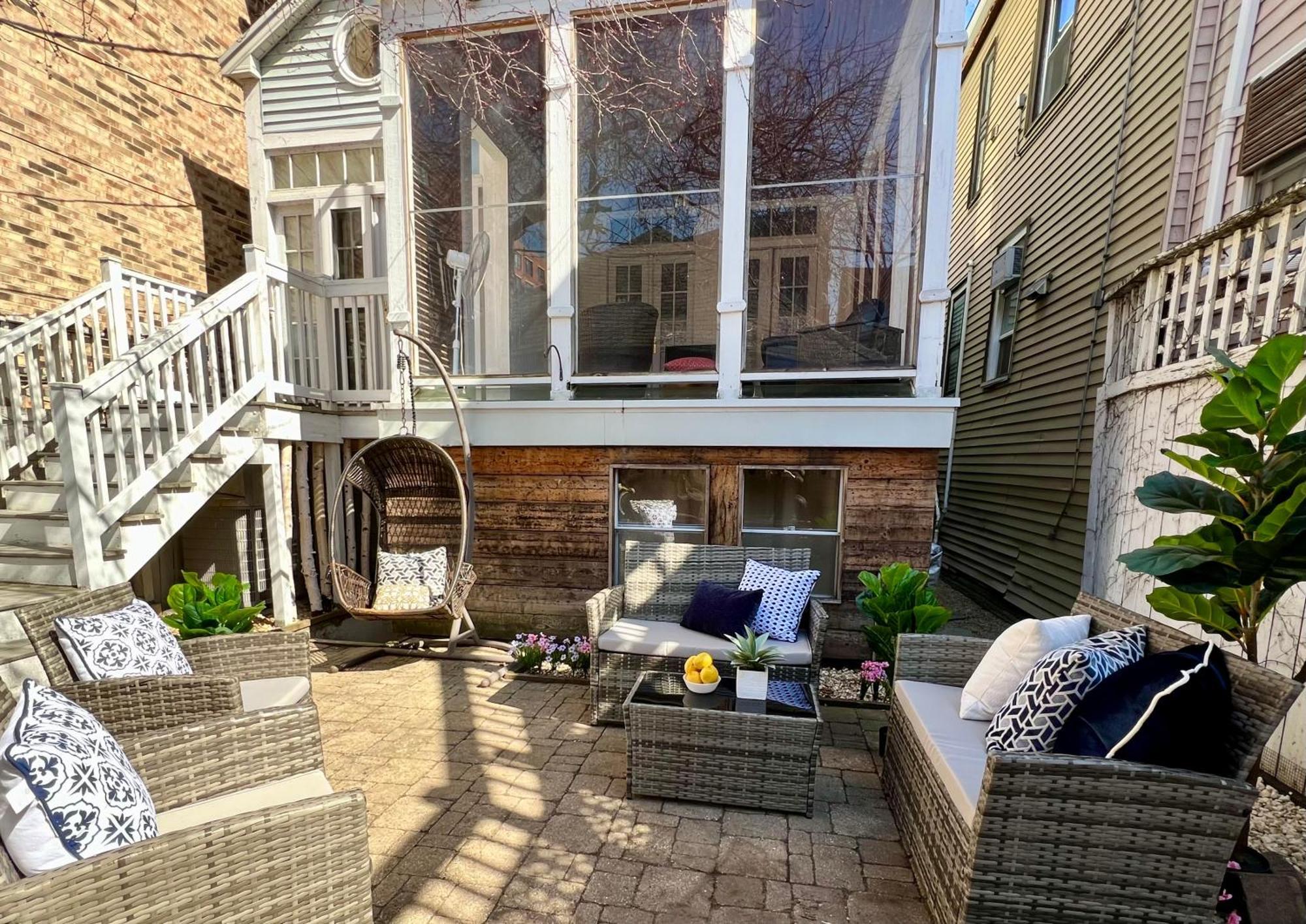 3 Bedroom Spacious Home In Ideal Location W Free Parking Back Yard Pets Welcome شيكاغو المظهر الخارجي الصورة