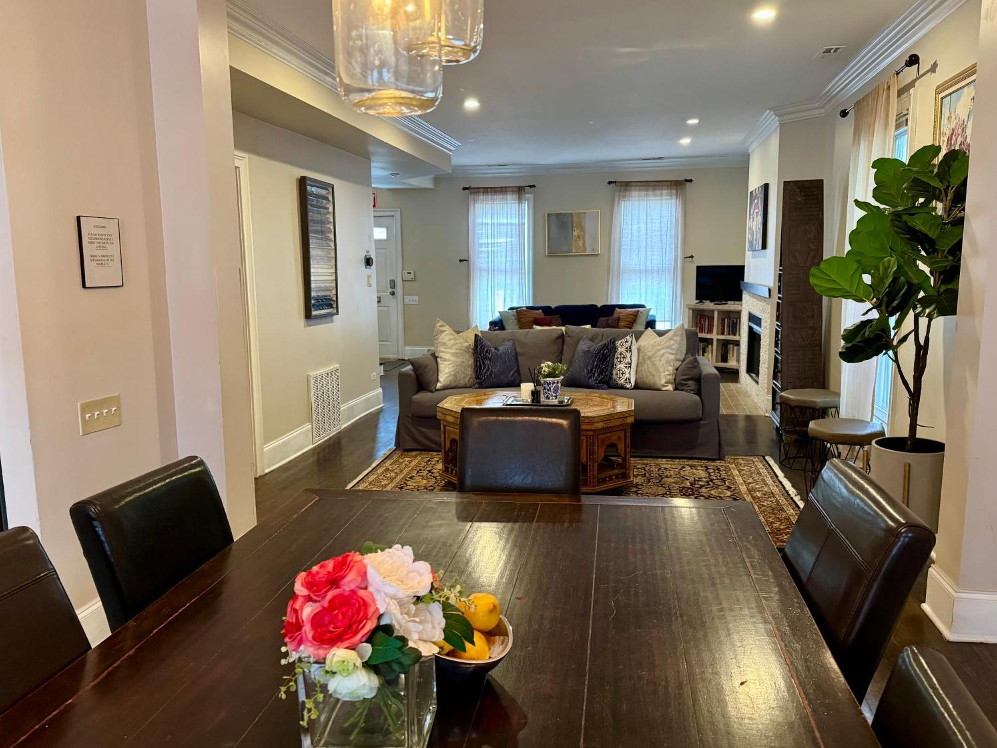 3 Bedroom Spacious Home In Ideal Location W Free Parking Back Yard Pets Welcome شيكاغو المظهر الخارجي الصورة