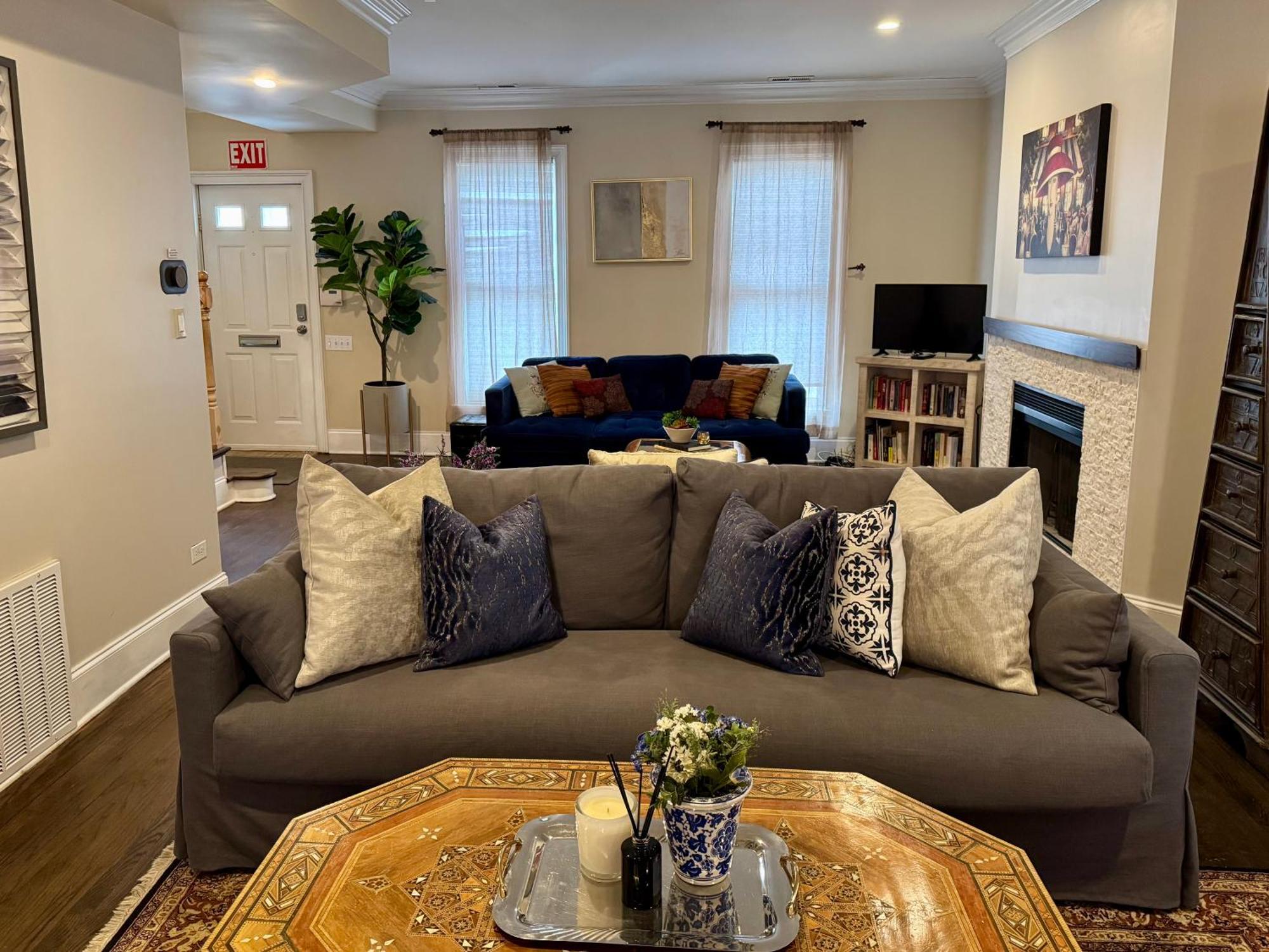 3 Bedroom Spacious Home In Ideal Location W Free Parking Back Yard Pets Welcome شيكاغو المظهر الخارجي الصورة