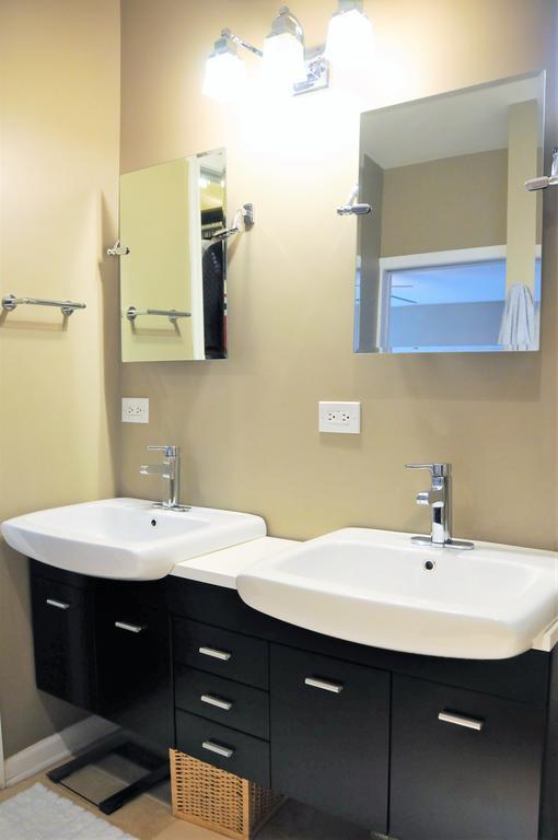 3 Bedroom Spacious Home In Ideal Location W Free Parking Back Yard Pets Welcome شيكاغو المظهر الخارجي الصورة